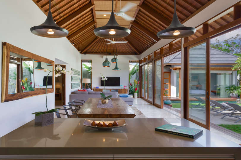 Ailenizin Seminyak'ın Başlıca Gezilecek Yerlerine Yakın Lüks Bir Tatil Villası Kiraladığını Hayal Edin, Villa Bali 2043