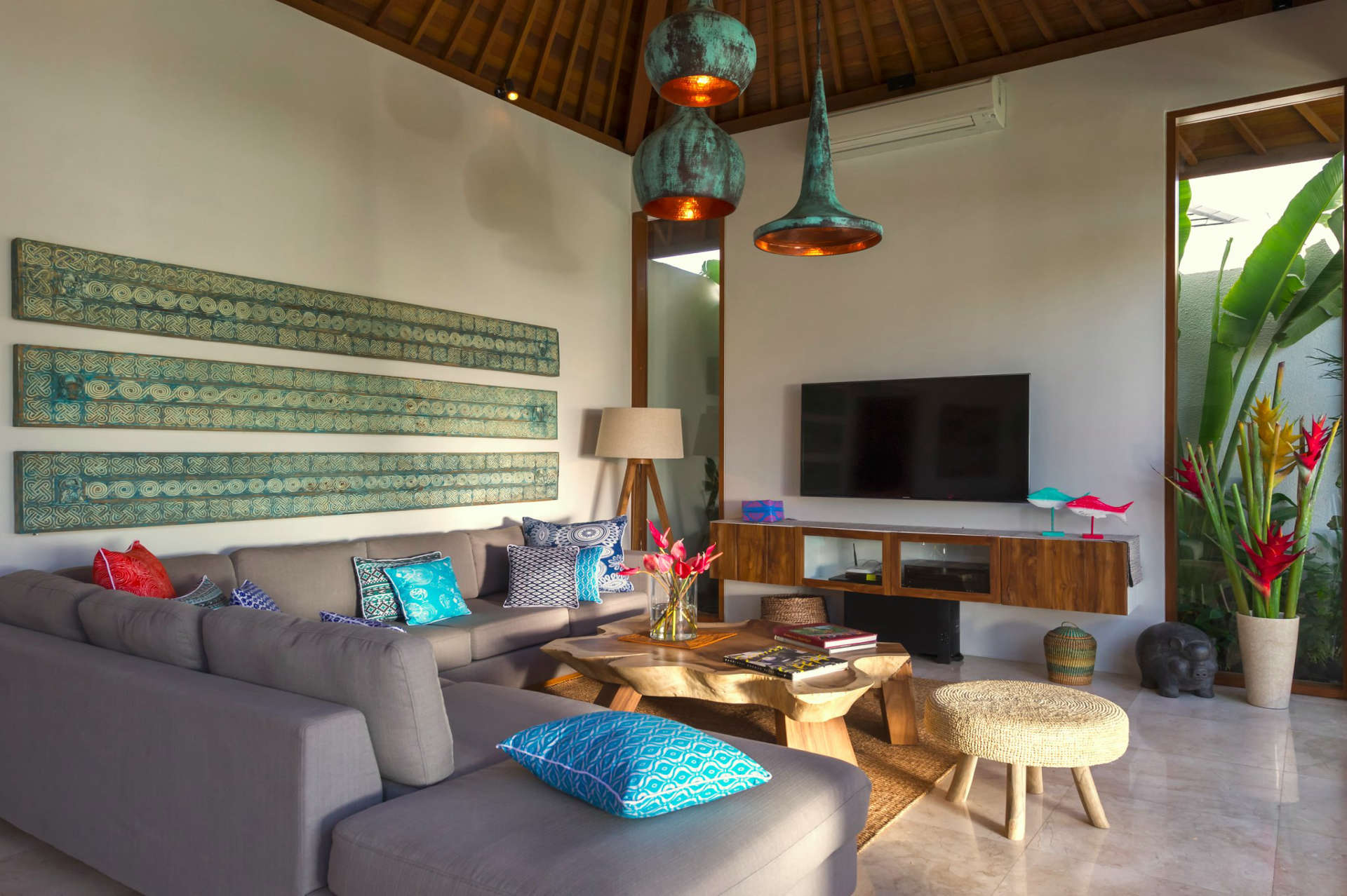 Ailenizin Seminyak'ın Başlıca Gezilecek Yerlerine Yakın Lüks Bir Tatil Villası Kiraladığını Hayal Edin, Villa Bali 2043