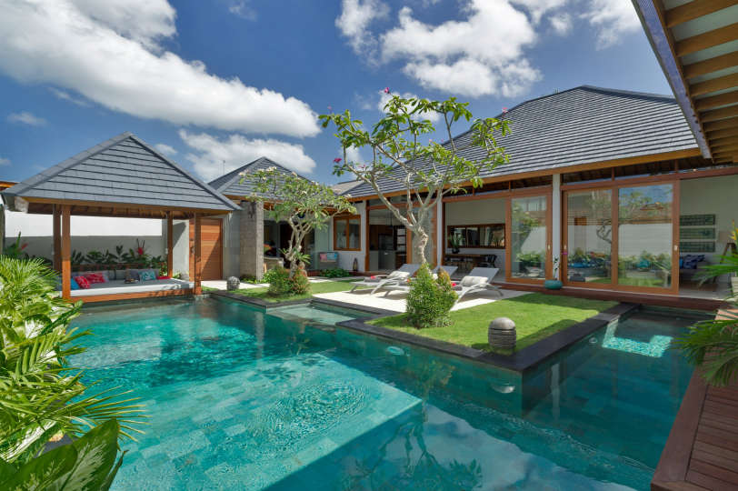 Ailenizin Seminyak'ın Başlıca Gezilecek Yerlerine Yakın Lüks Bir Tatil Villası Kiraladığını Hayal Edin, Villa Bali 2043