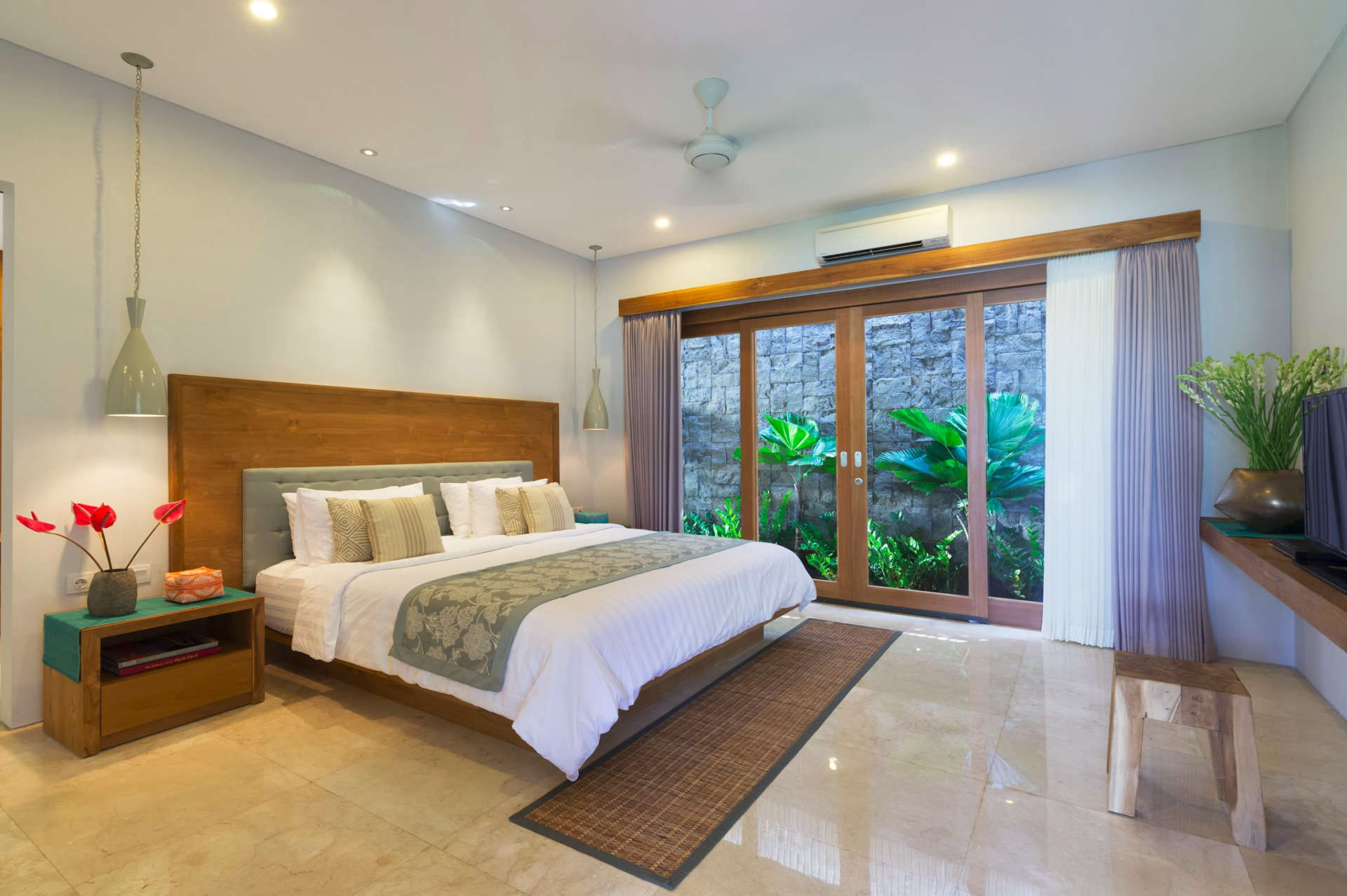 Ailenizin Seminyak'ın Başlıca Gezilecek Yerlerine Yakın Lüks Bir Tatil Villası Kiraladığını Hayal Edin, Villa Bali 2043