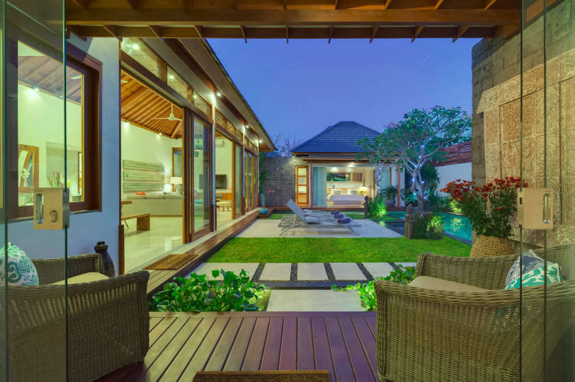 Ailenizin Seminyak'ın Başlıca Gezilecek Yerlerine Yakın Lüks Bir Tatil Villası Kiraladığını Hayal Edin, Villa Bali 2043