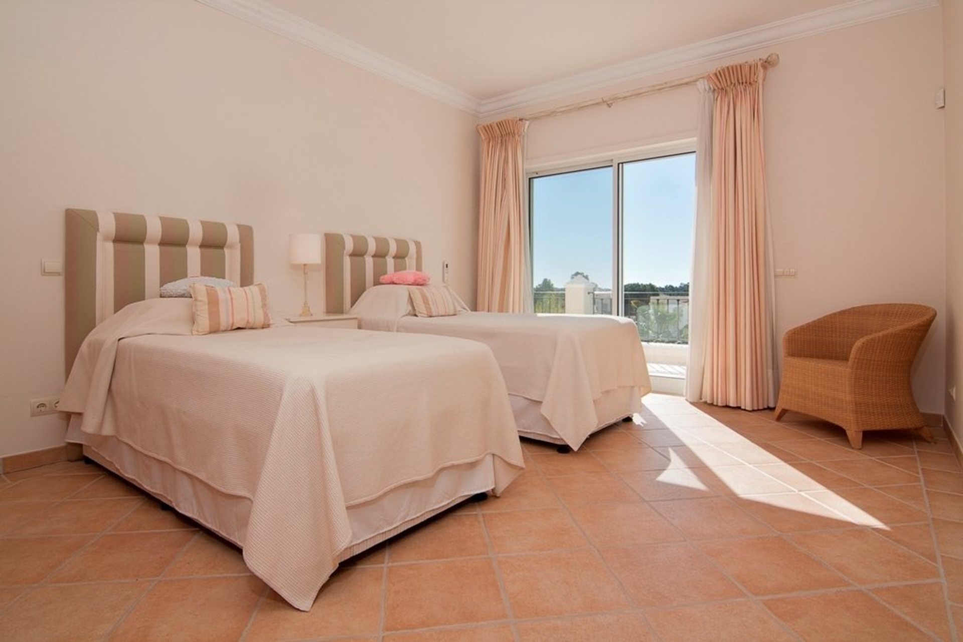 Faro, Vale Do Lobo'daki güzel villanızda (Villa 1001) özel havuzunuzun kenarında dinlendiğinizi hayal edin.