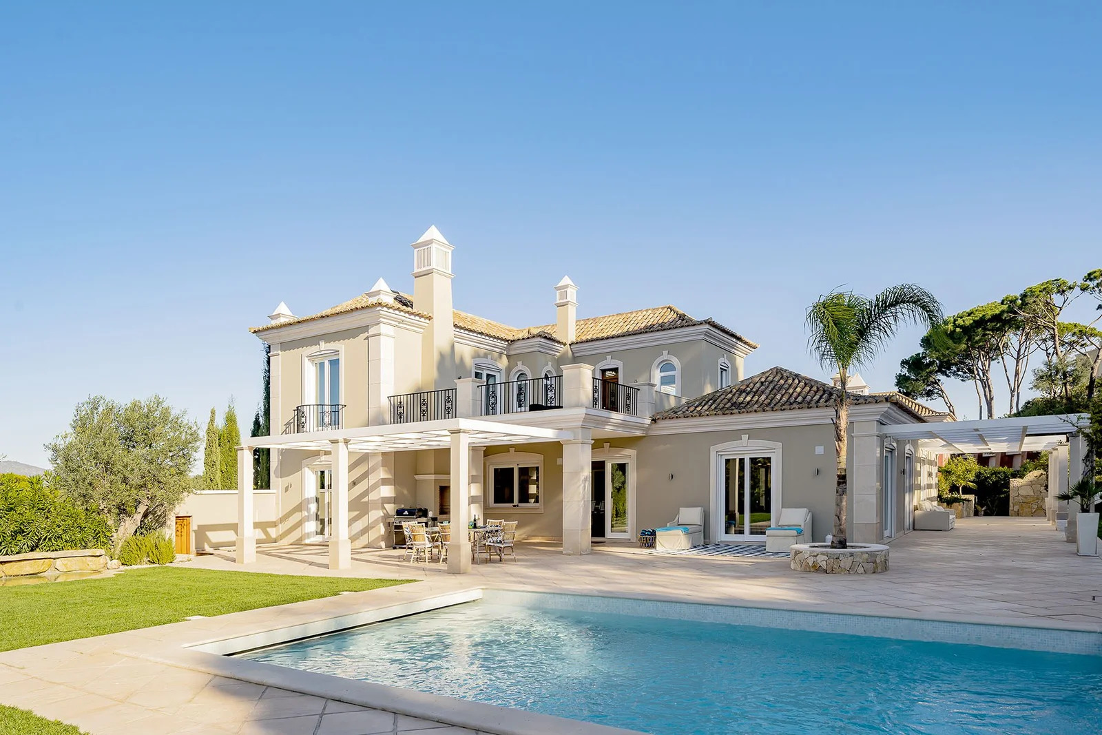 Faro, Vale Do Lobo'daki güzel villanızda (Villa 1001) özel havuzunuzun kenarında dinlendiğinizi hayal edin.