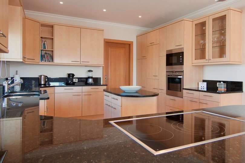 Faro, Vale Do Lobo'daki güzel villanızda (Villa 1001) özel havuzunuzun kenarında dinlendiğinizi hayal edin.