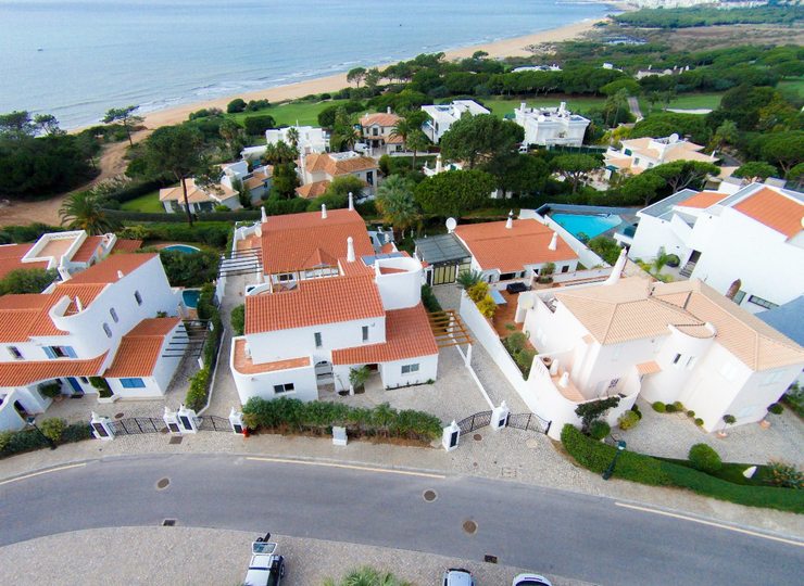 Faro, Vale Do Lobo'daki güzel villanızda (Villa 1053) özel havuzunuzun kenarında dinlendiğinizi hayal edin.