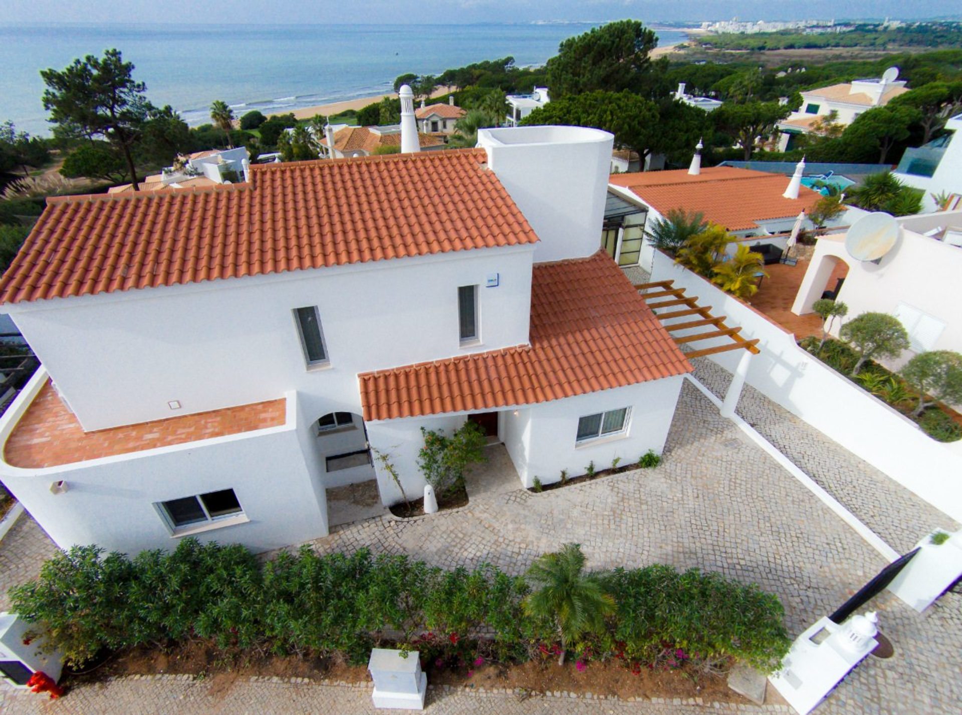 Faro, Vale Do Lobo'daki güzel villanızda (Villa 1053) özel havuzunuzun kenarında dinlendiğinizi hayal edin.