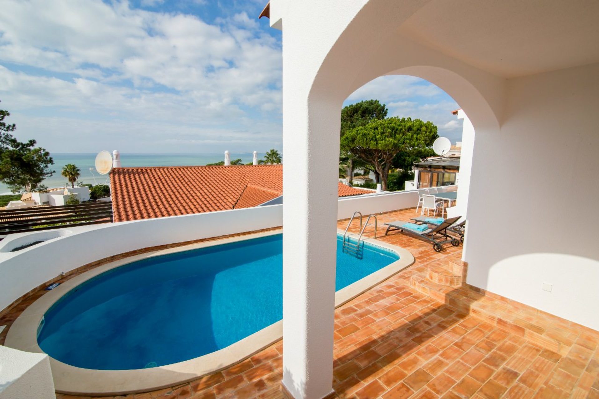 Faro, Vale Do Lobo'daki güzel villanızda (Villa 1053) özel havuzunuzun kenarında dinlendiğinizi hayal edin.