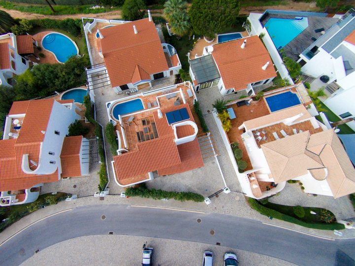 Faro, Vale Do Lobo'daki güzel villanızda (Villa 1053) özel havuzunuzun kenarında dinlendiğinizi hayal edin.