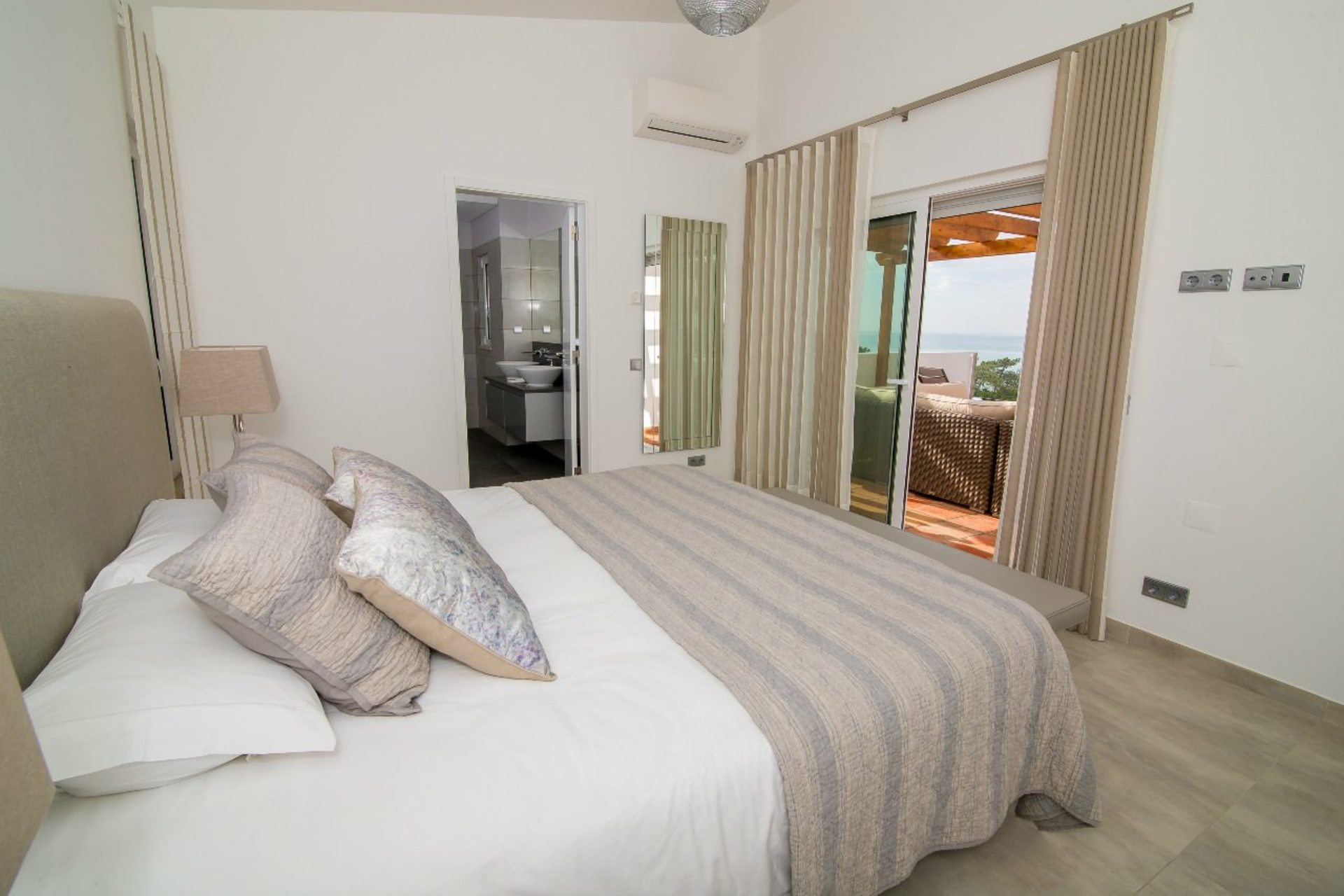 Faro, Vale Do Lobo'daki güzel villanızda (Villa 1053) özel havuzunuzun kenarında dinlendiğinizi hayal edin.