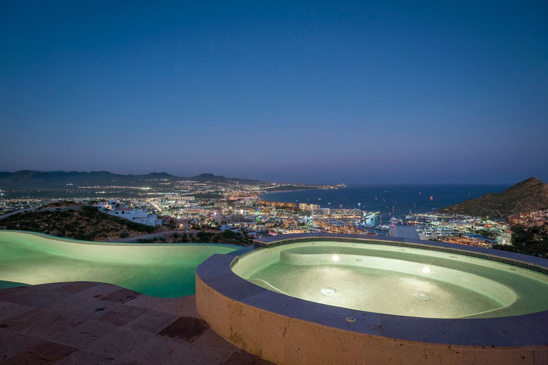 Hayalinizdeki Cabo San Lucas Tatil Villasını Kiralayın ve 2 Özel Havuzunuzdan Biri olan Cabo San Lucas Villa 1005'in Yanında Dinlenmeyi Dört gözle Bekleyin