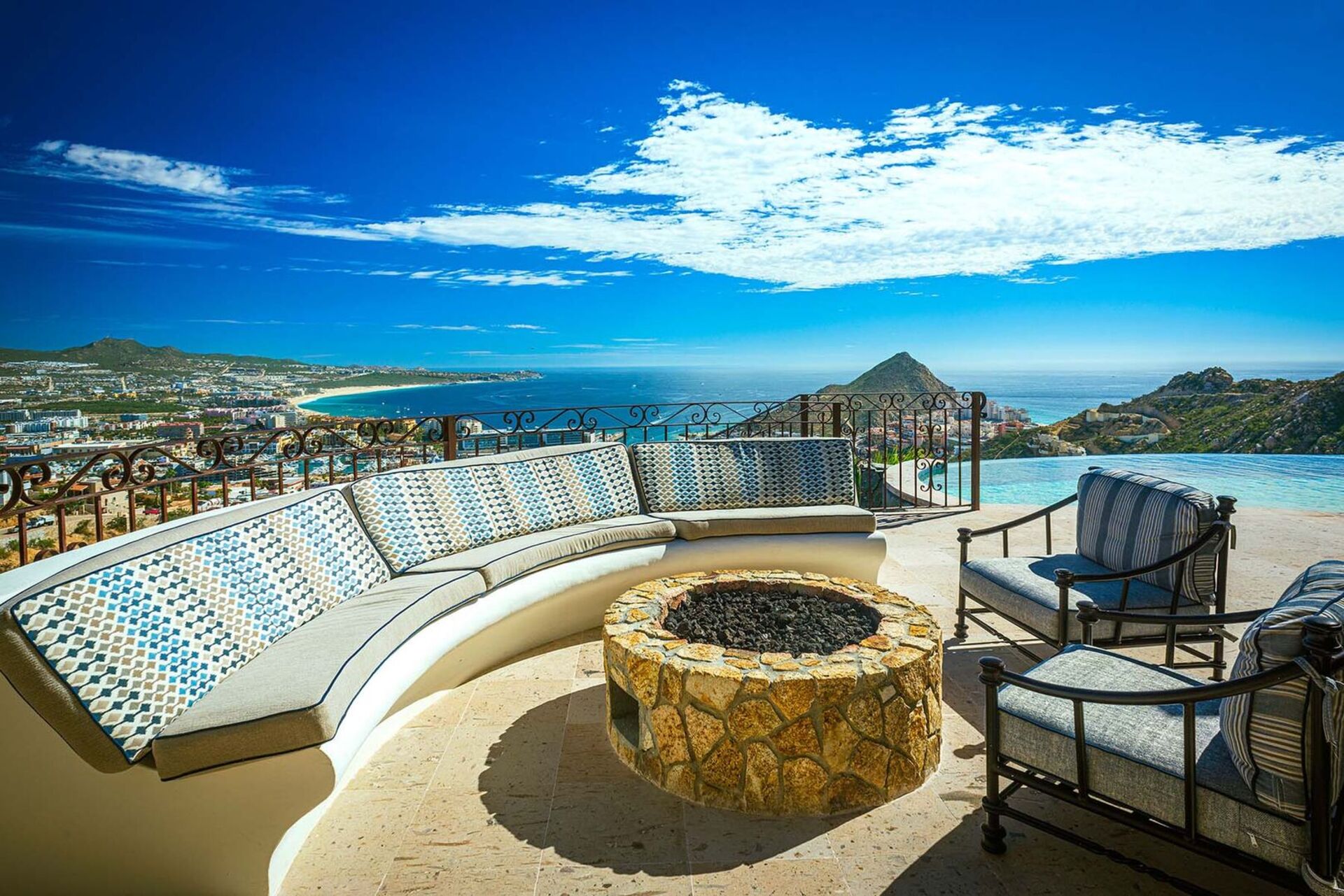 Hayalinizdeki Cabo San Lucas Tatil Villasını Kiralayın ve 2 Özel Havuzunuzdan Biri olan Cabo San Lucas Villa 1005'in Yanında Dinlenmeyi Dört gözle Bekleyin