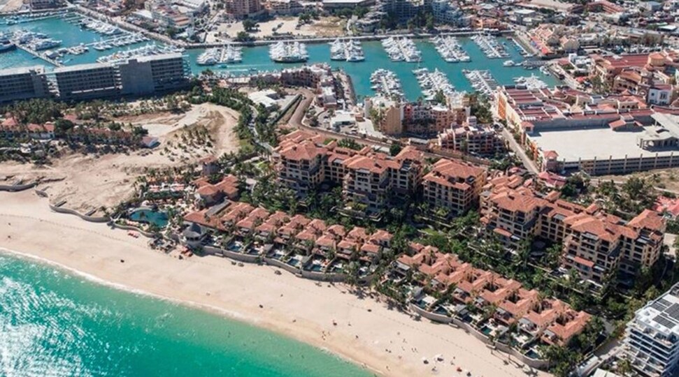 Cabo San Lucas Villa 1028'de, özel havuzunuzun kenarında en sevdiğiniz kitabı okuyarak rahatladığınızı hayal edin.