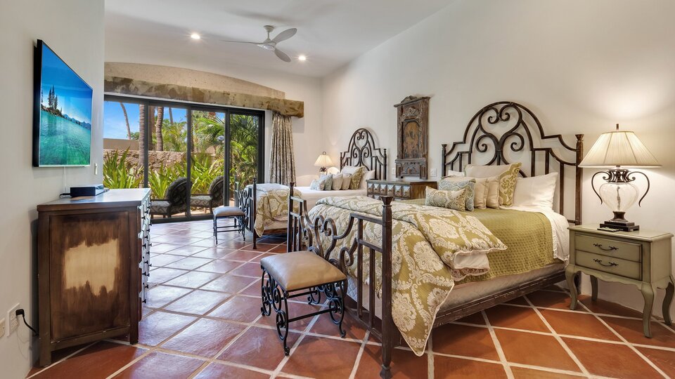 Cabo San Lucas Villa 1028'de, özel havuzunuzun kenarında en sevdiğiniz kitabı okuyarak rahatladığınızı hayal edin.