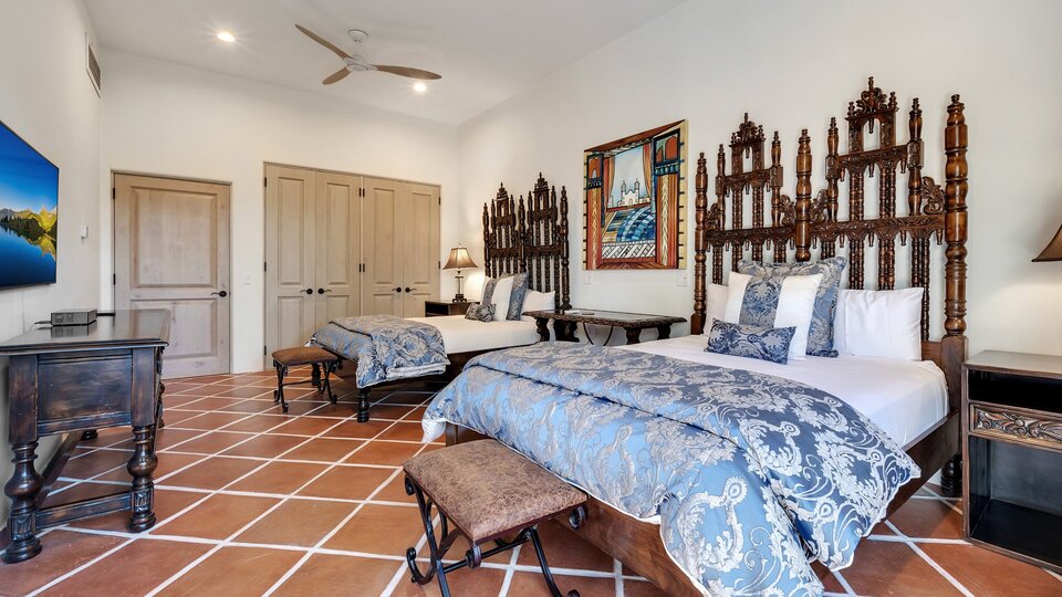 Cabo San Lucas Villa 1028'de, özel havuzunuzun kenarında en sevdiğiniz kitabı okuyarak rahatladığınızı hayal edin.