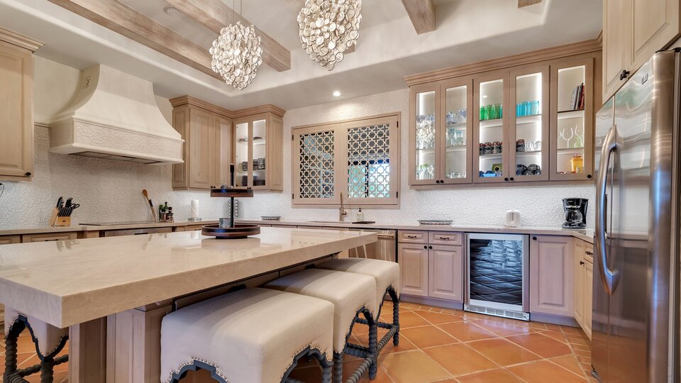 Cabo San Lucas Villa 1028'de, özel havuzunuzun kenarında en sevdiğiniz kitabı okuyarak rahatladığınızı hayal edin.