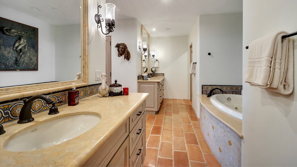 Cabo San Lucas Villa 1028'de, özel havuzunuzun kenarında en sevdiğiniz kitabı okuyarak rahatladığınızı hayal edin.