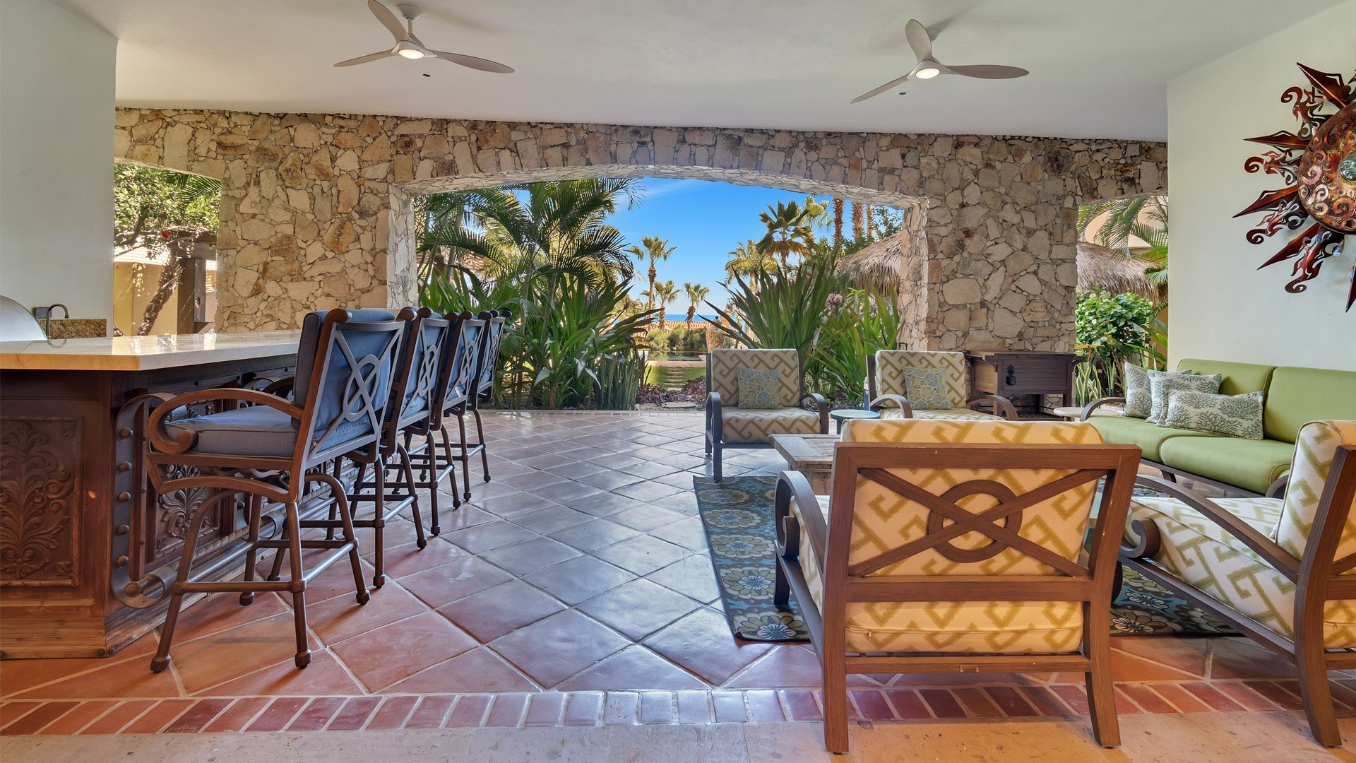 Cabo San Lucas Villa 1028'de, özel havuzunuzun kenarında en sevdiğiniz kitabı okuyarak rahatladığınızı hayal edin.