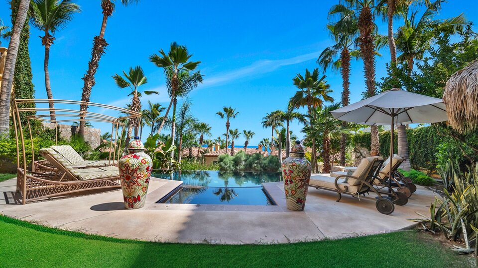 Cabo San Lucas Villa 1028'de, özel havuzunuzun kenarında en sevdiğiniz kitabı okuyarak rahatladığınızı hayal edin.