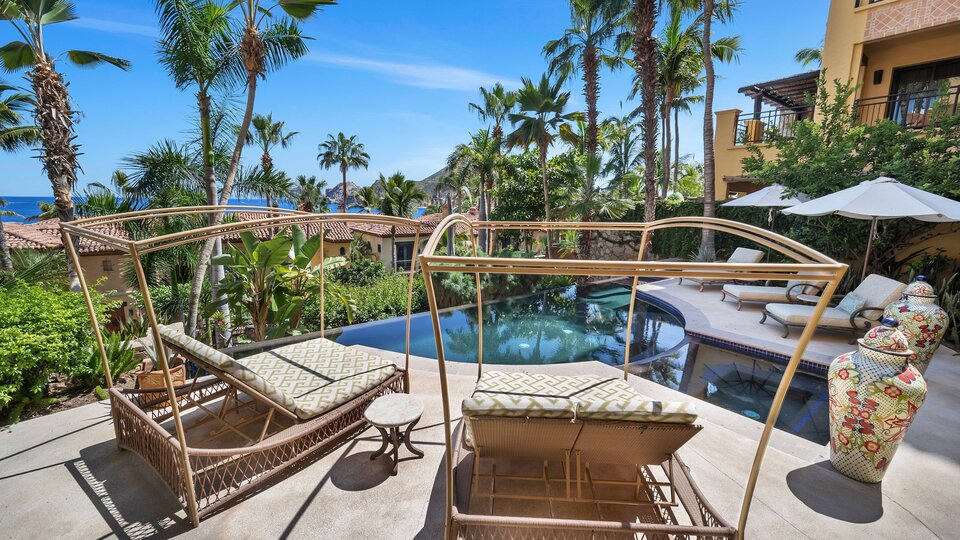 Cabo San Lucas Villa 1028'de, özel havuzunuzun kenarında en sevdiğiniz kitabı okuyarak rahatladığınızı hayal edin.