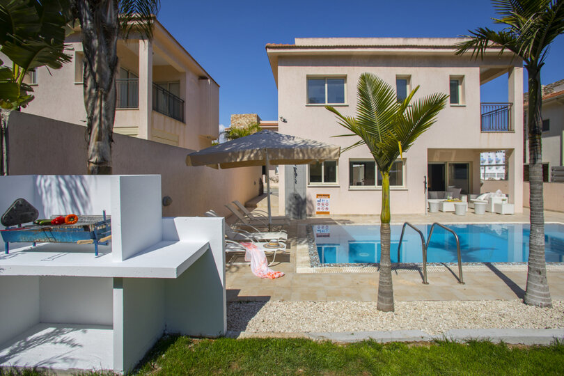 Pernera'da Plaja Yakın 5 Yıldızlı Villanızın Keyfini Çıkarmanın Sırrı, Protaras Villa 1449