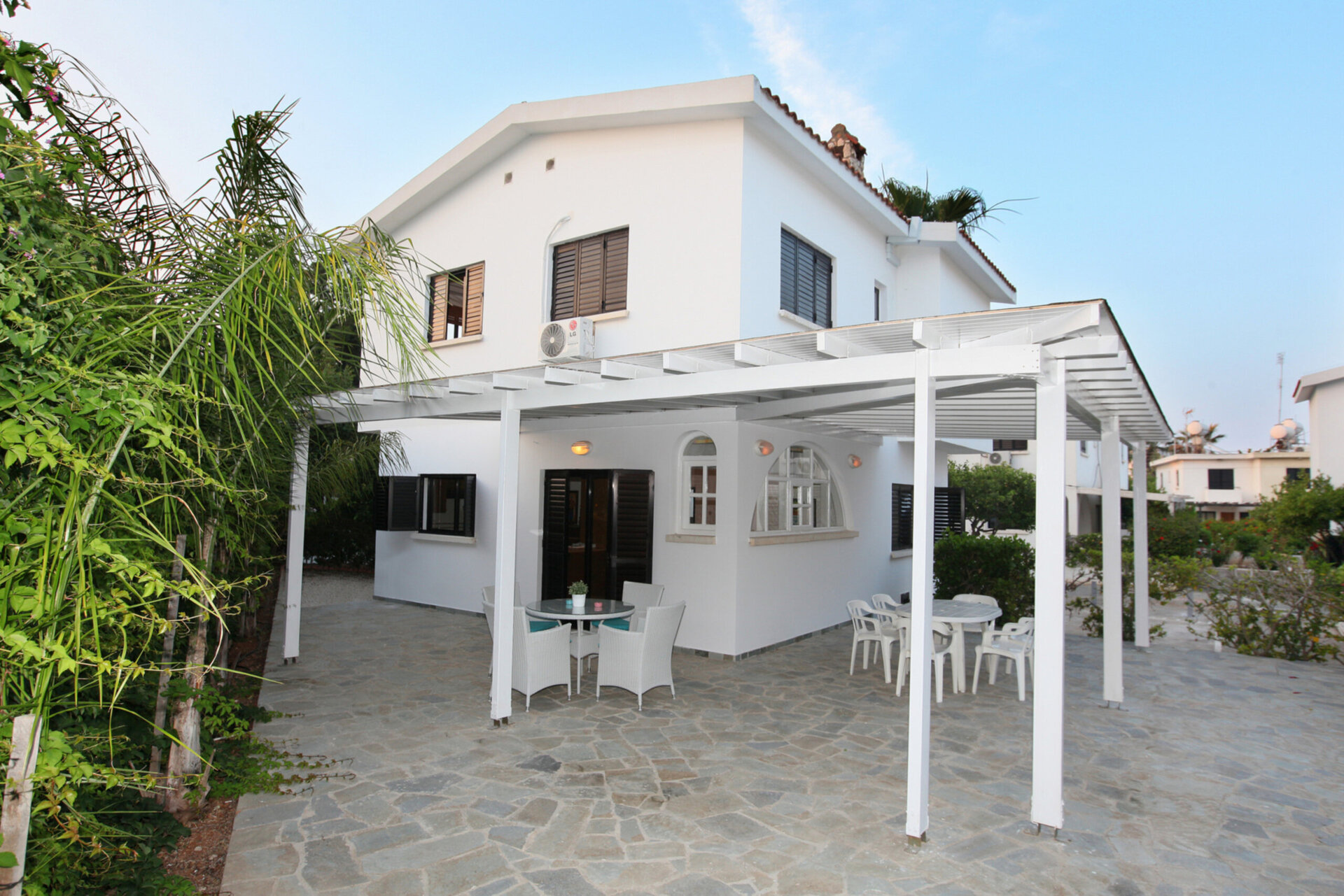 Plaja birkaç dakika mesafede Lüks 3 Yatak Odalı Villanızı Kiralamak İçin En İyi Kılavuz, Protaras Villa 1496