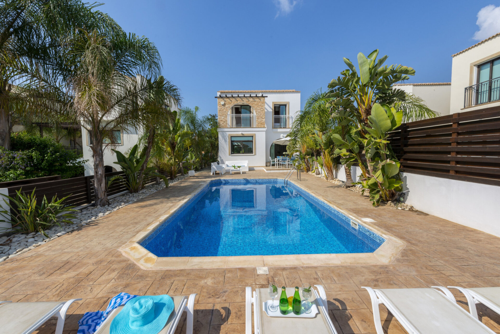 Plaja Yakın 5 Yıldızlı Villanızın Keyfini Çıkarmanın Sırrı, Protaras Villa 1498
