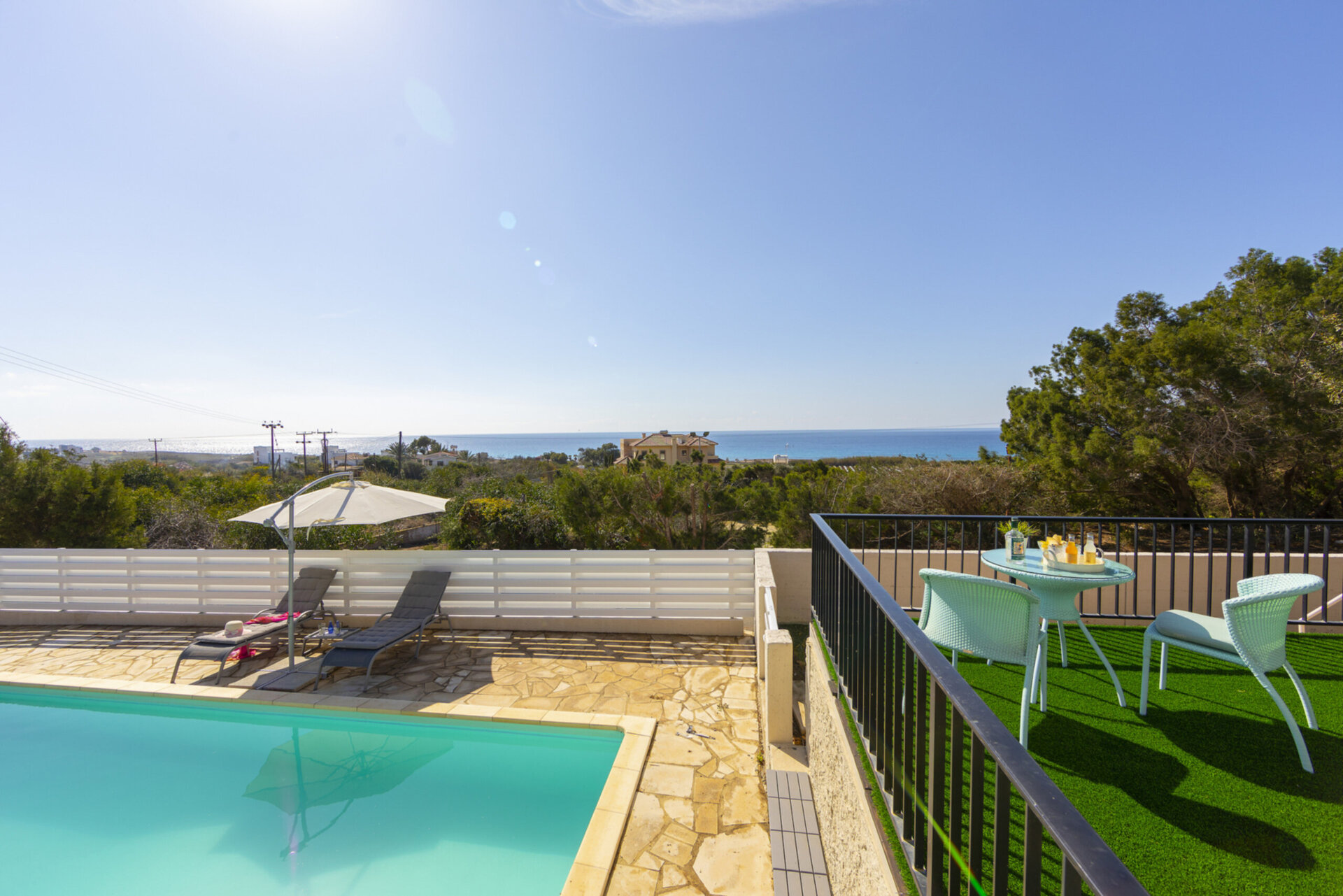 Ailenizin Ayia Napa, Ayia Napa Villa 1371'de Bu Lüks Çağdaş Tarz Villayı Kiraladığını Hayal Edin