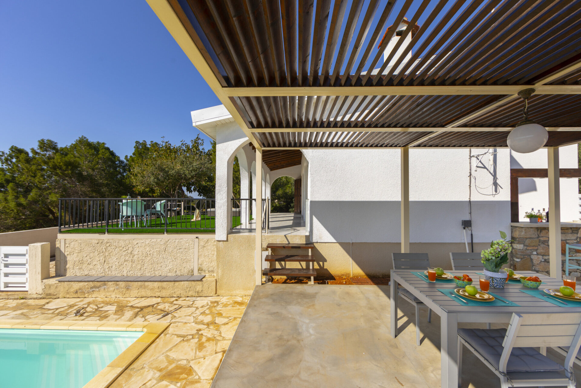 Ailenizin Ayia Napa, Ayia Napa Villa 1371'de Bu Lüks Çağdaş Tarz Villayı Kiraladığını Hayal Edin