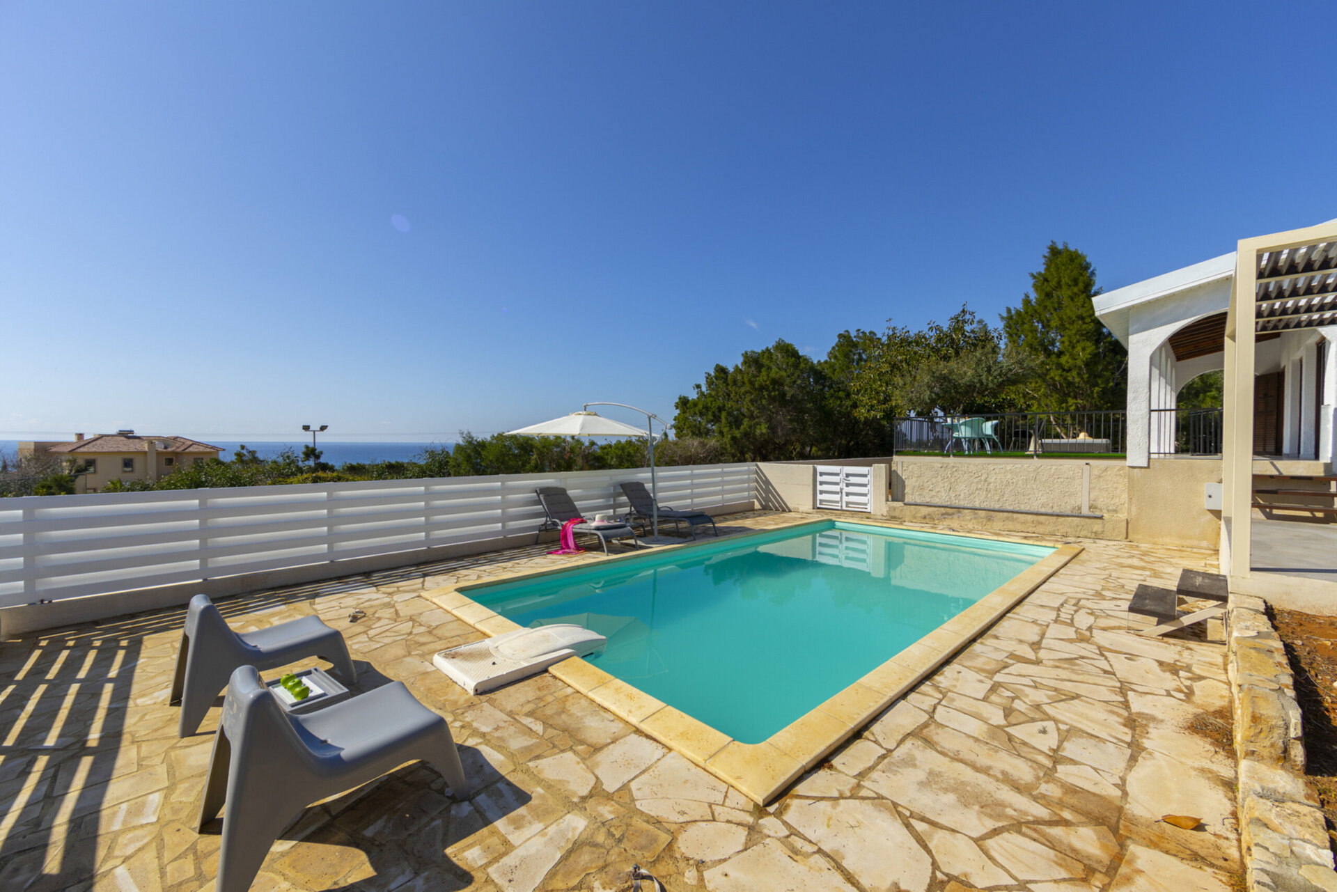Ailenizin Ayia Napa, Ayia Napa Villa 1371'de Bu Lüks Çağdaş Tarz Villayı Kiraladığını Hayal Edin