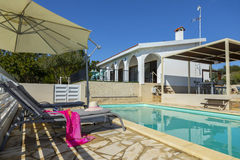 Ailenizin Ayia Napa, Ayia Napa Villa 1371'de Bu Lüks Çağdaş Tarz Villayı Kiraladığını Hayal Edin