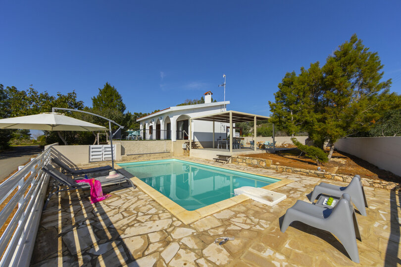 Ailenizin Ayia Napa, Ayia Napa Villa 1371'de Bu Lüks Çağdaş Tarz Villayı Kiraladığını Hayal Edin
