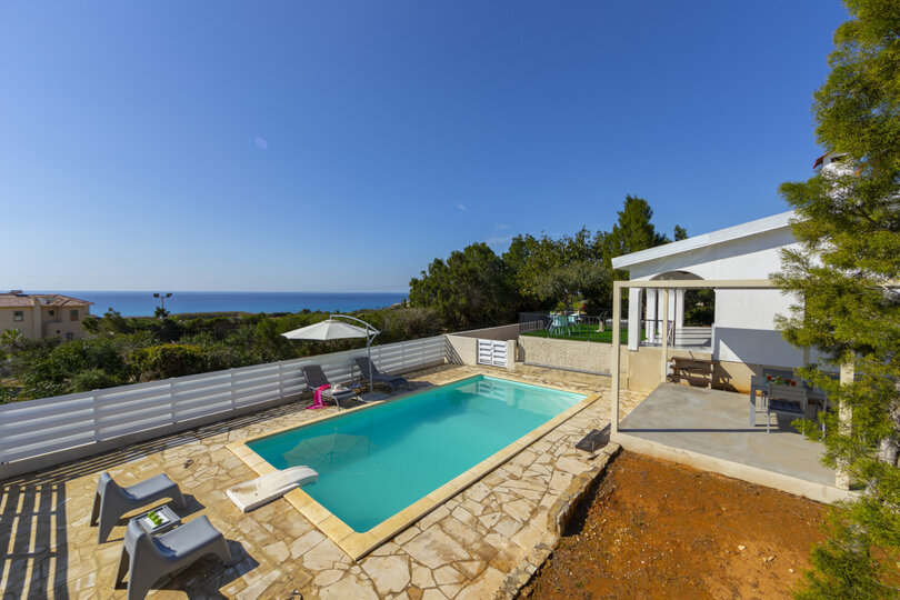 Ailenizin Ayia Napa, Ayia Napa Villa 1371'de Bu Lüks Çağdaş Tarz Villayı Kiraladığını Hayal Edin