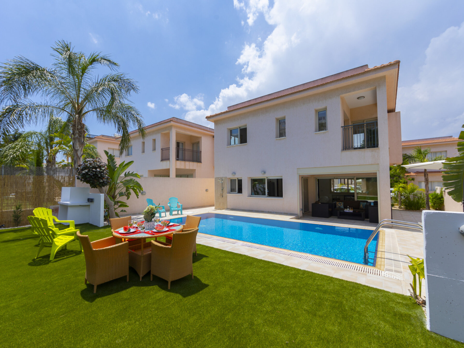 Sonunda Pernera'da Plaja Yakın Mükemmel Lüks Villa Protaras Villa 1506'yı Kiralayabilirsiniz.