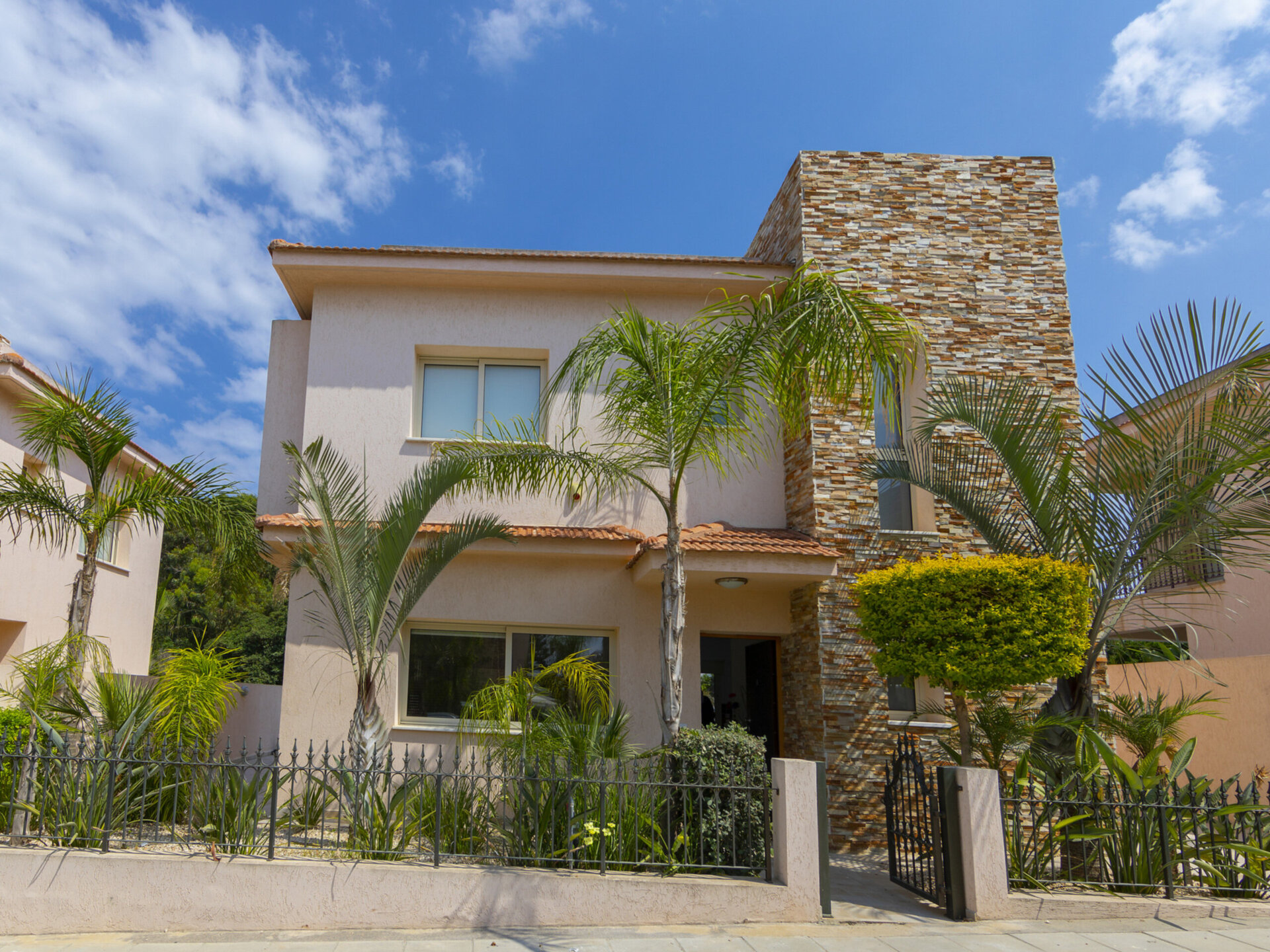 Sonunda Pernera'da Plaja Yakın Mükemmel Lüks Villa Protaras Villa 1506'yı Kiralayabilirsiniz.
