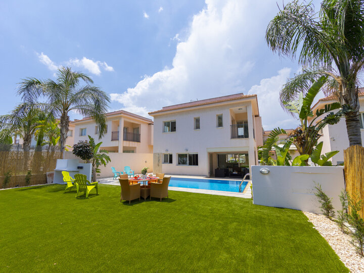 Sonunda Pernera'da Plaja Yakın Mükemmel Lüks Villa Protaras Villa 1506'yı Kiralayabilirsiniz.