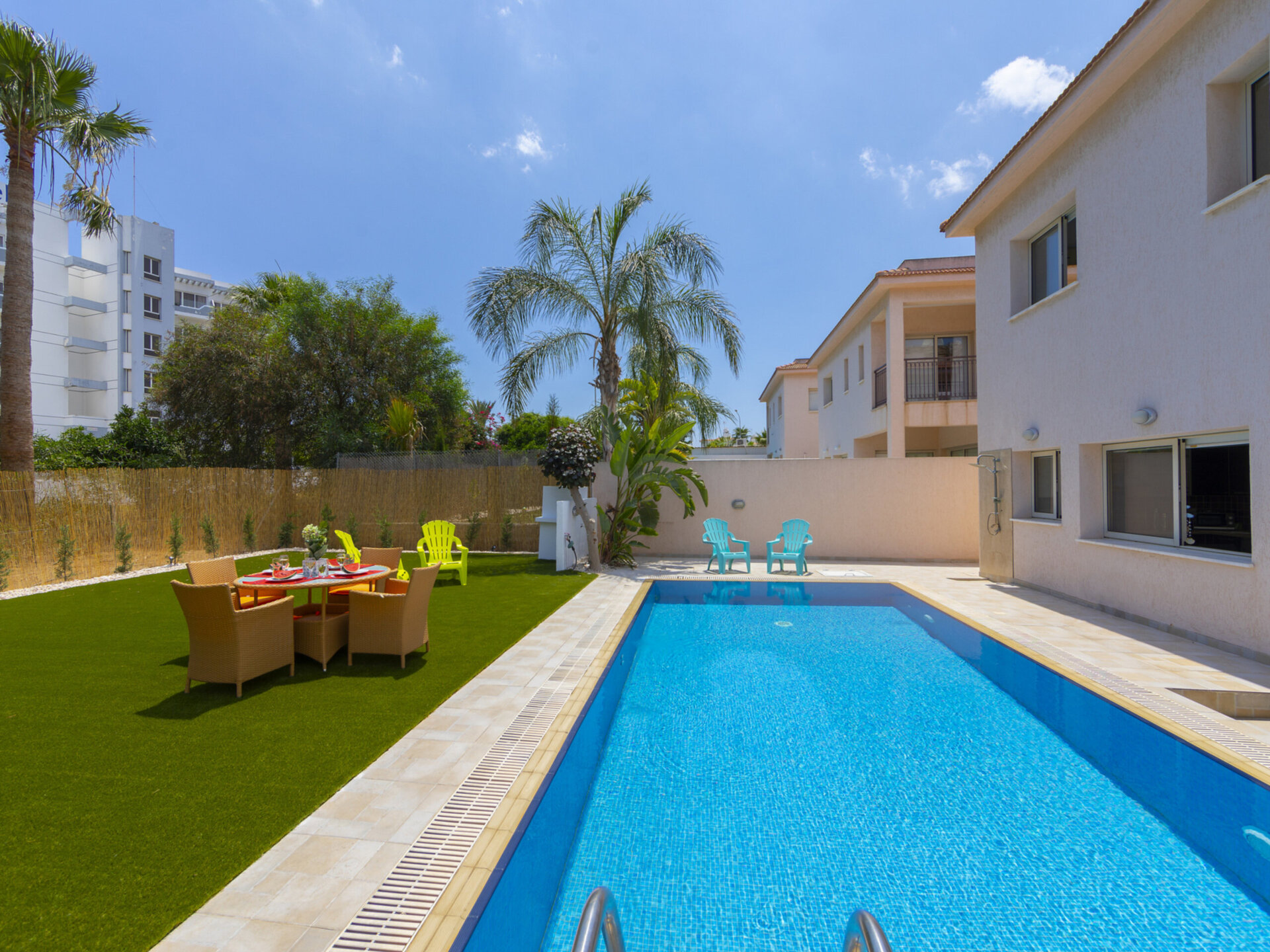 Sonunda Pernera'da Plaja Yakın Mükemmel Lüks Villa Protaras Villa 1506'yı Kiralayabilirsiniz.
