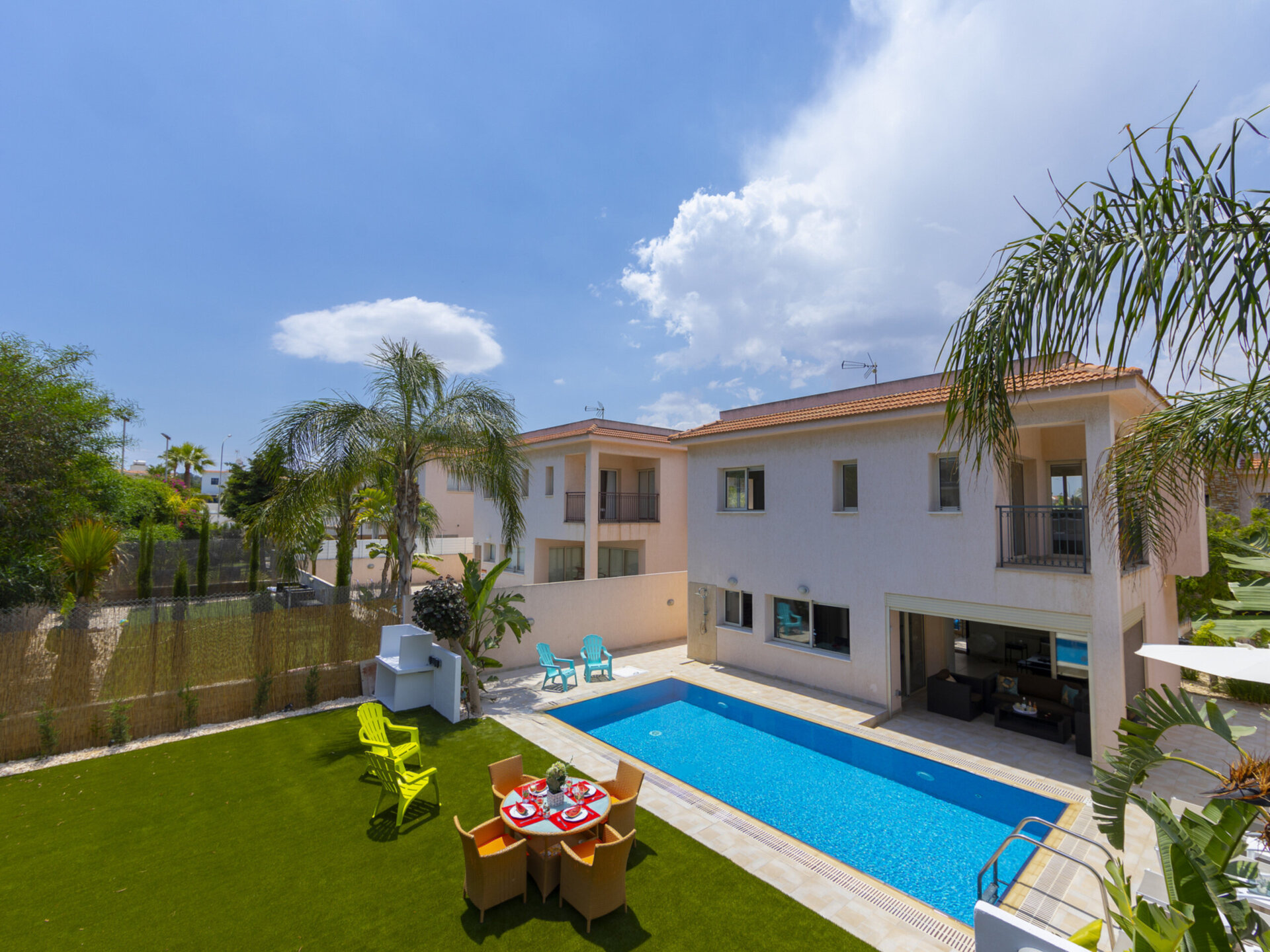 Sonunda Pernera'da Plaja Yakın Mükemmel Lüks Villa Protaras Villa 1506'yı Kiralayabilirsiniz.