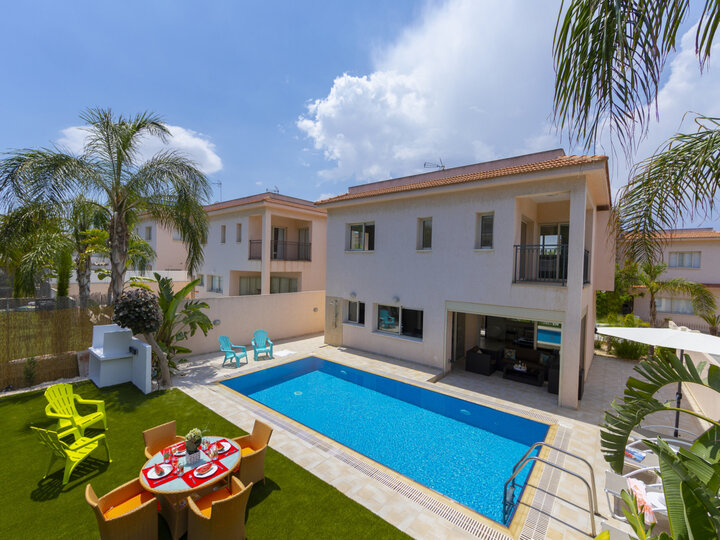Sonunda Pernera'da Plaja Yakın Mükemmel Lüks Villa Protaras Villa 1506'yı Kiralayabilirsiniz.