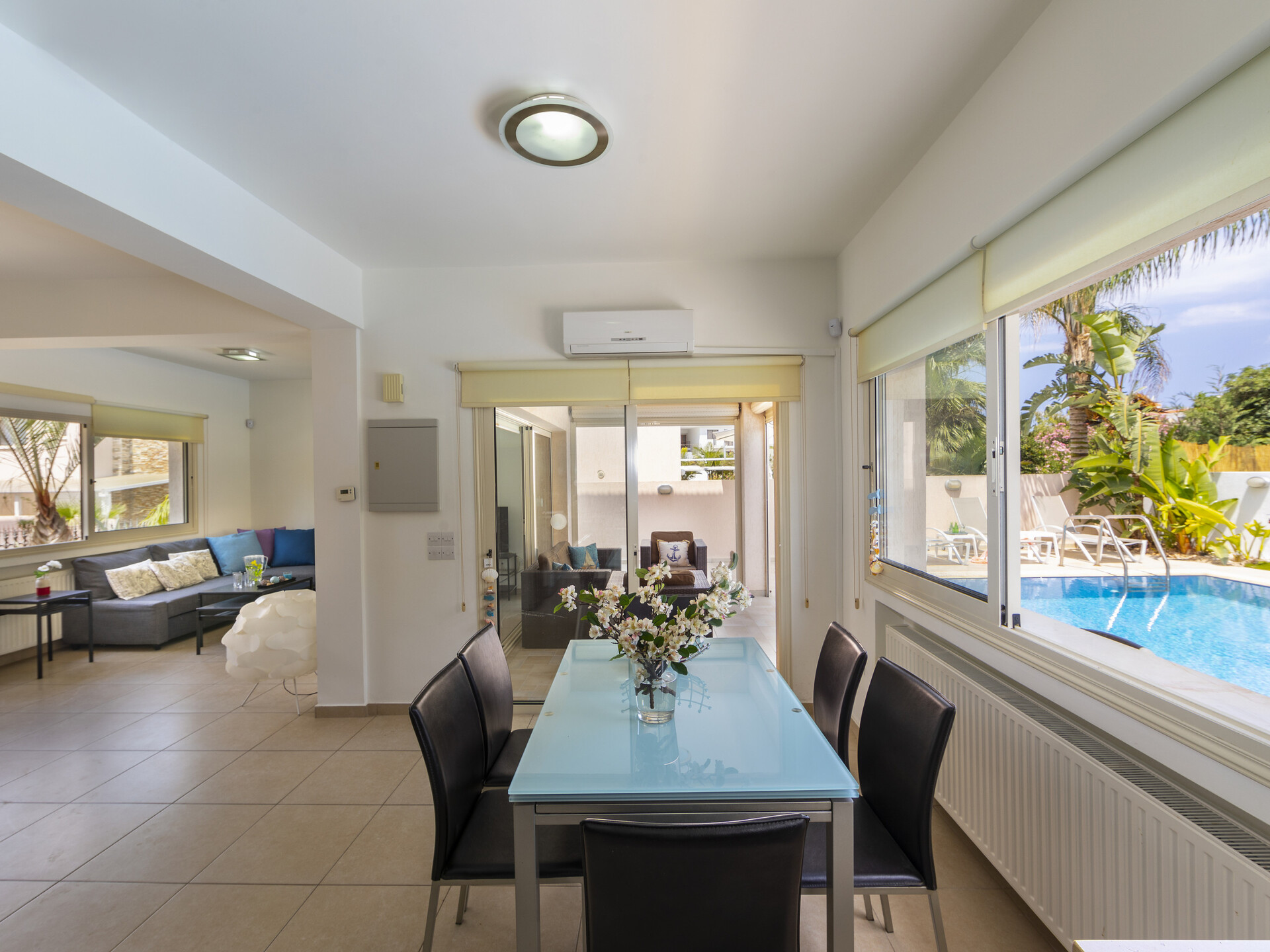 Sonunda Pernera'da Plaja Yakın Mükemmel Lüks Villa Protaras Villa 1506'yı Kiralayabilirsiniz.