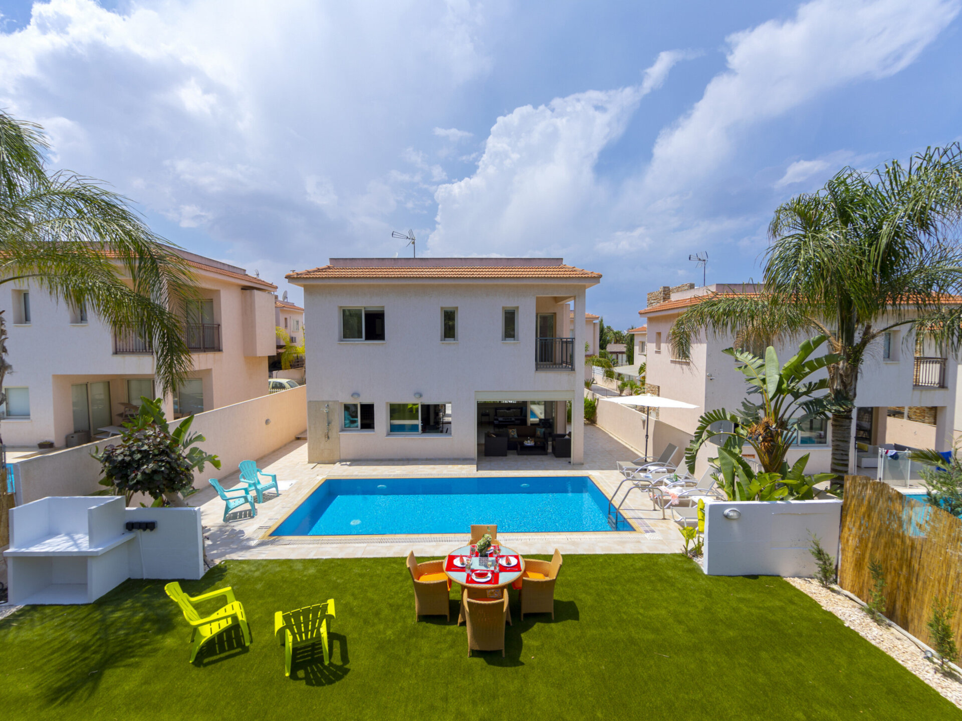 Sonunda Pernera'da Plaja Yakın Mükemmel Lüks Villa Protaras Villa 1506'yı Kiralayabilirsiniz.