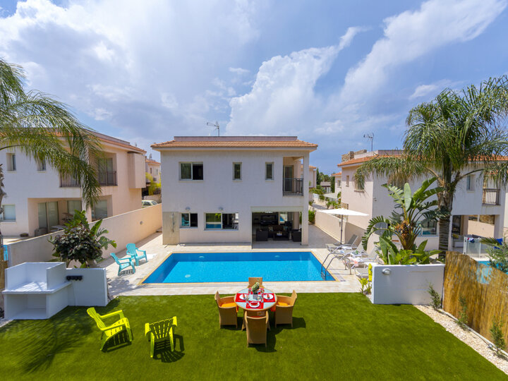 Sonunda Pernera'da Plaja Yakın Mükemmel Lüks Villa Protaras Villa 1506'yı Kiralayabilirsiniz.