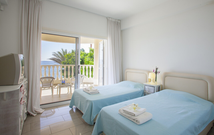 Ailenizin Bu Lüks Sahil Villasını Kiraladığını Düşünün, Larnaka Villa 1399