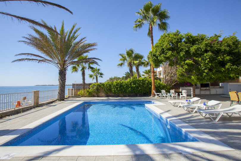 Ailenizin Bu Lüks Sahil Villasını Kiraladığını Düşünün, Larnaka Villa 1399
