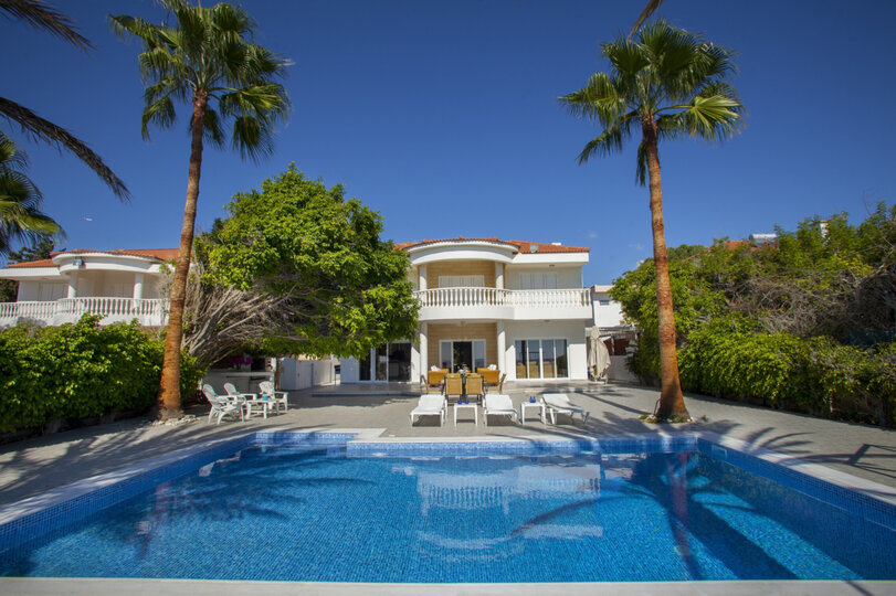 Ailenizin Bu Lüks Sahil Villasını Kiraladığını Düşünün, Larnaka Villa 1399