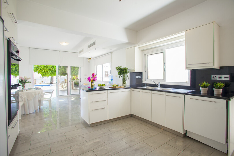 Ailenizin Bu Lüks Sahil Villasını Kiraladığını Düşünün, Larnaka Villa 1399