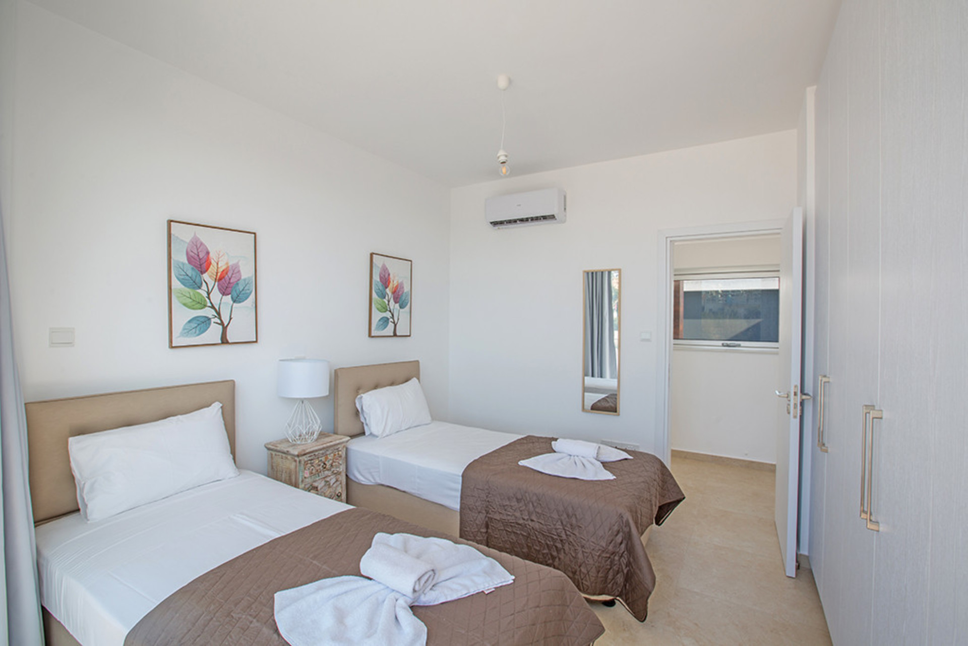 Ailenizin Protaras, Protaras Villa 1566'da Bu Lüks Çağdaş Tarz Villayı Kiraladığını Hayal Edin