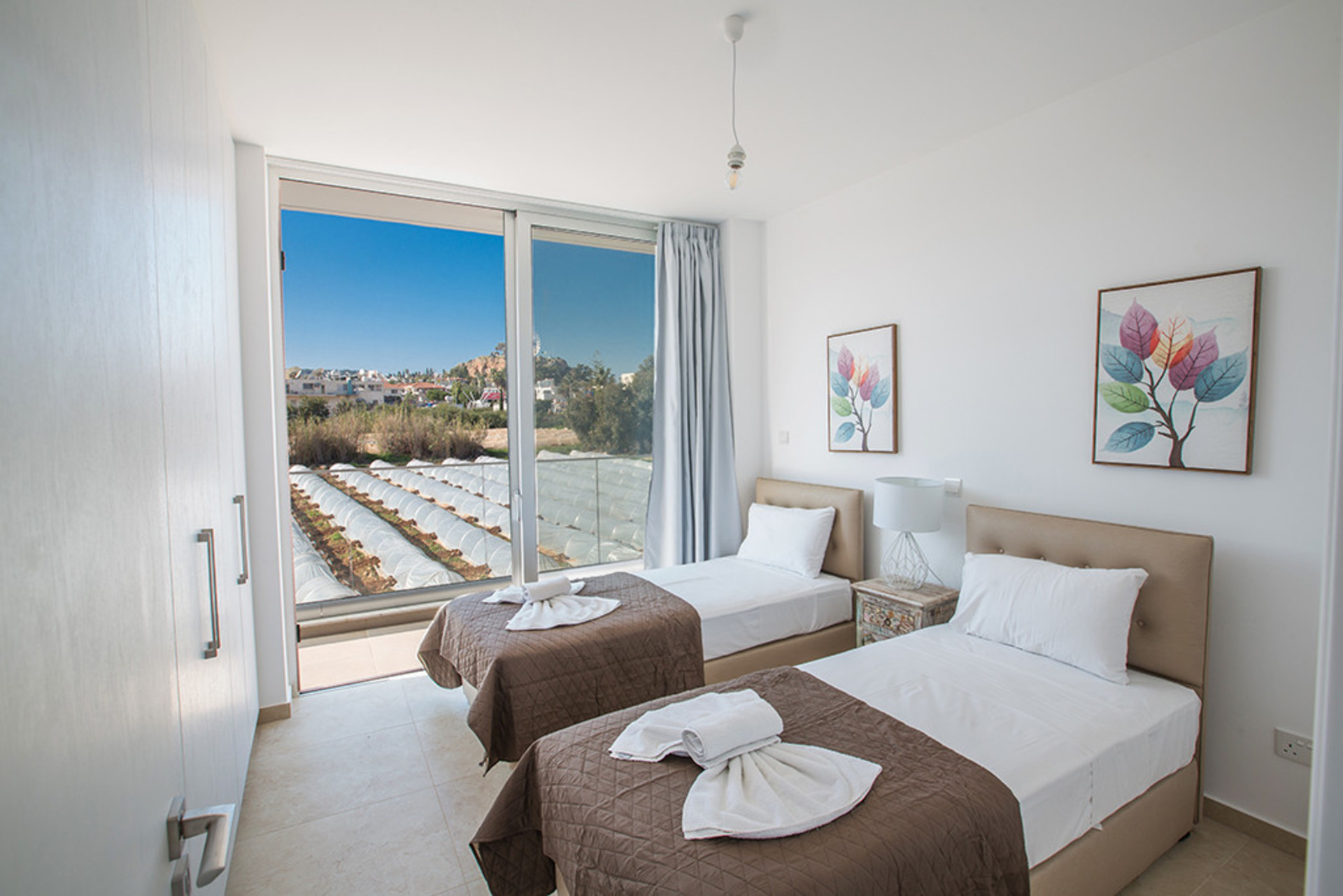 Ailenizin Protaras, Protaras Villa 1566'da Bu Lüks Çağdaş Tarz Villayı Kiraladığını Hayal Edin