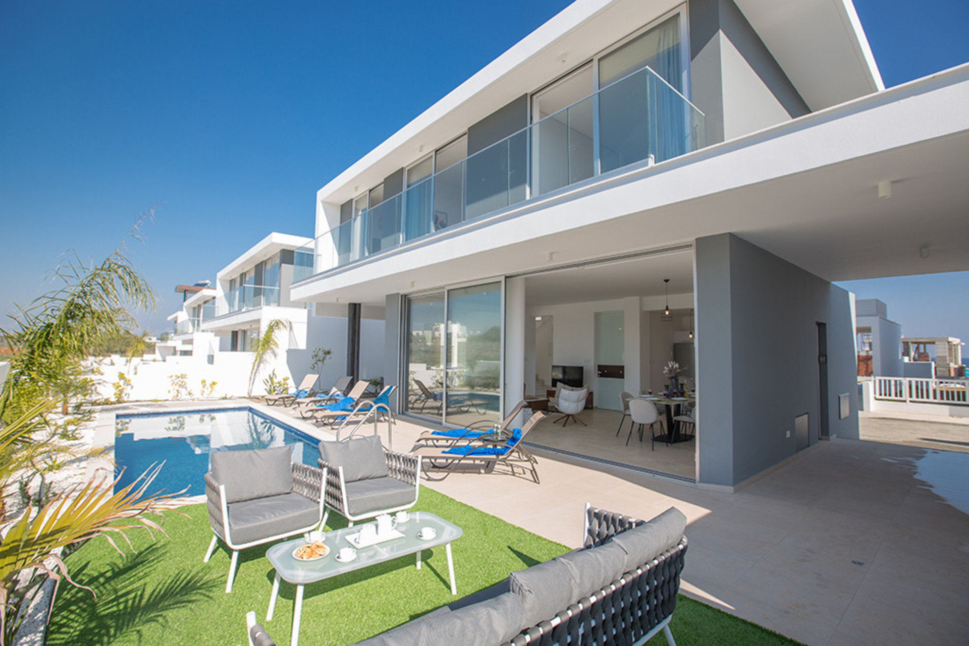 Ailenizin Protaras, Protaras Villa 1566'da Bu Lüks Çağdaş Tarz Villayı Kiraladığını Hayal Edin