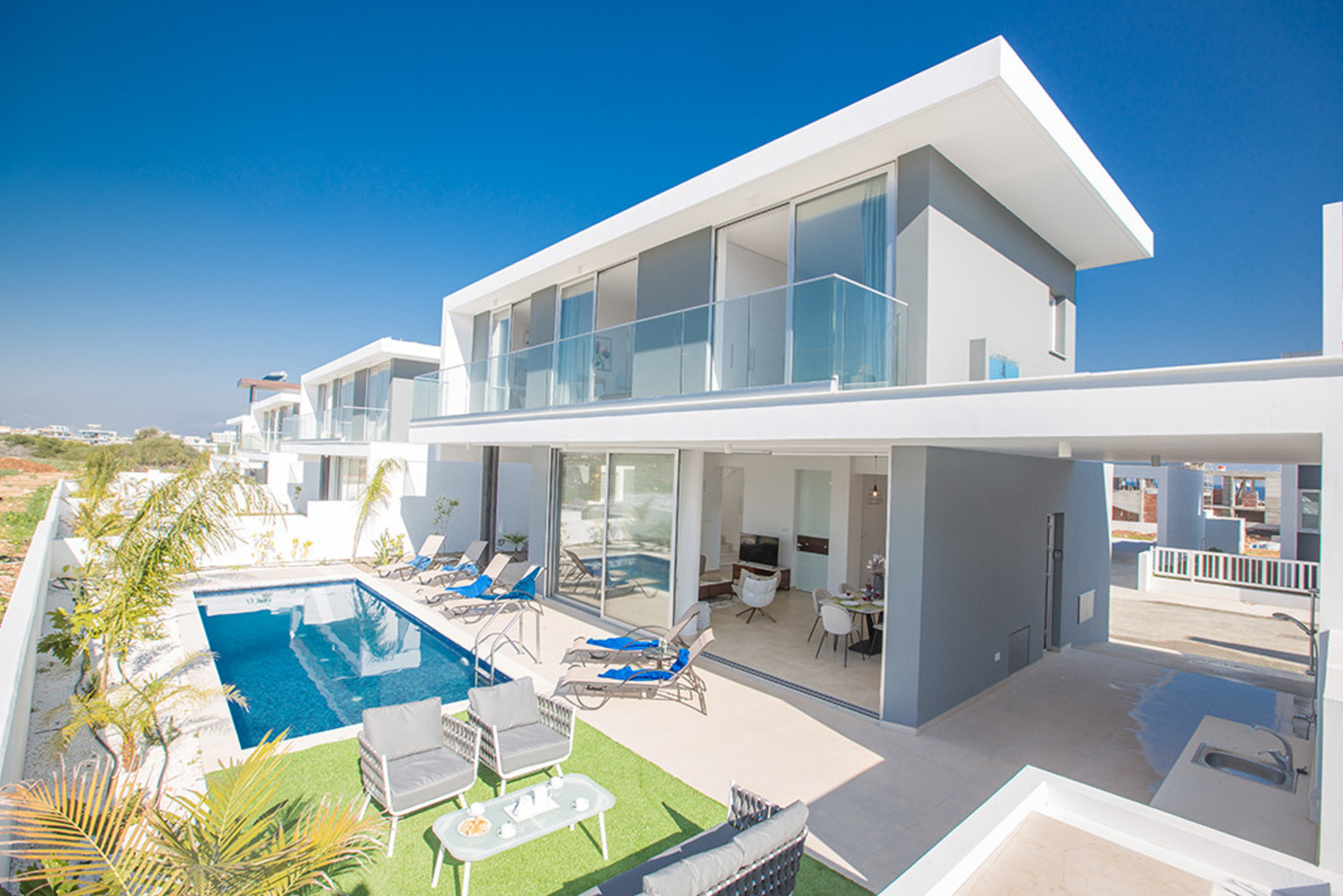 Ailenizin Protaras, Protaras Villa 1566'da Bu Lüks Çağdaş Tarz Villayı Kiraladığını Hayal Edin