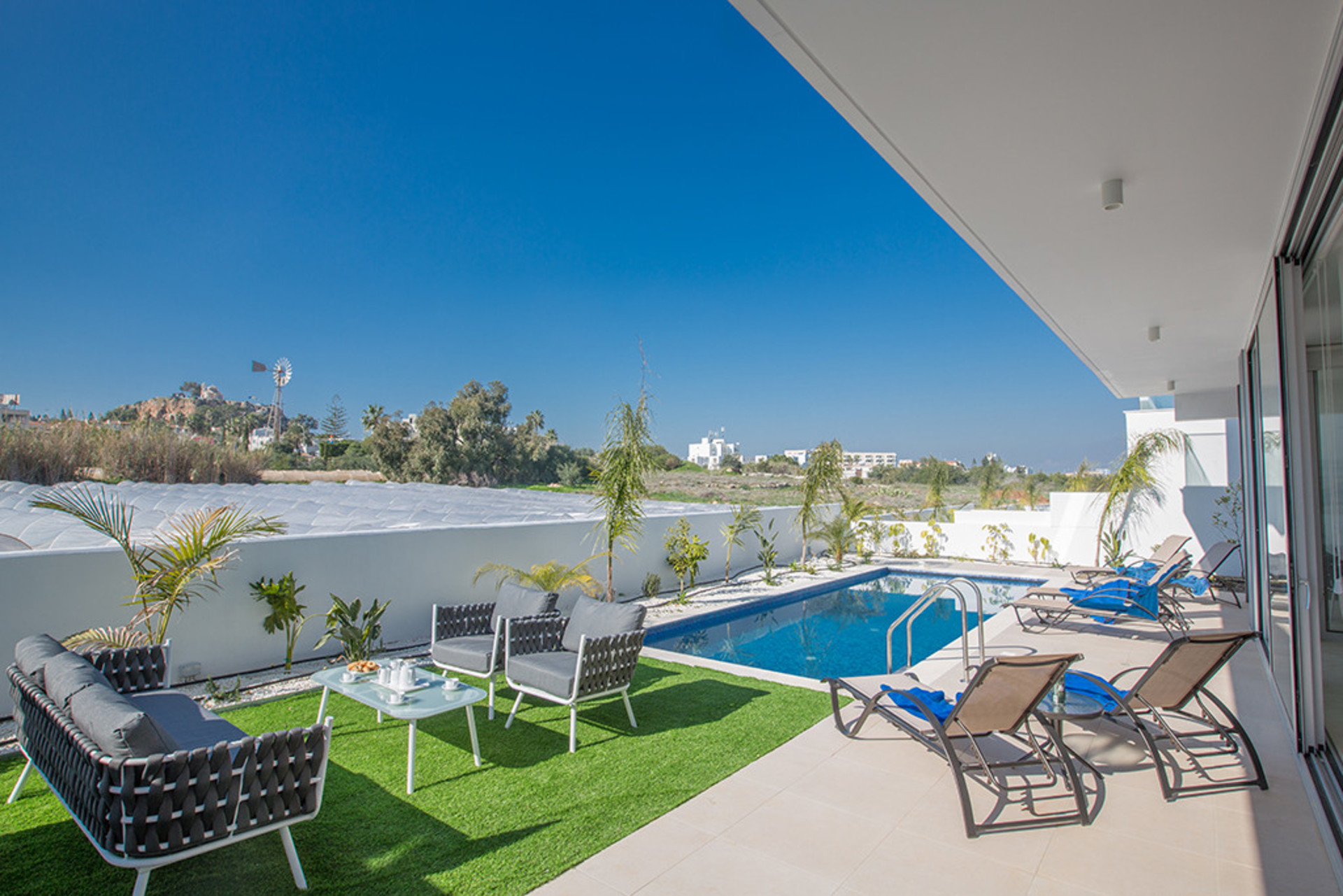 Ailenizin Protaras, Protaras Villa 1566'da Bu Lüks Çağdaş Tarz Villayı Kiraladığını Hayal Edin